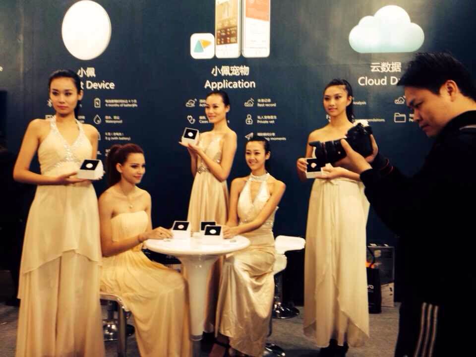 模特在展臺(tái)為大家展示小佩